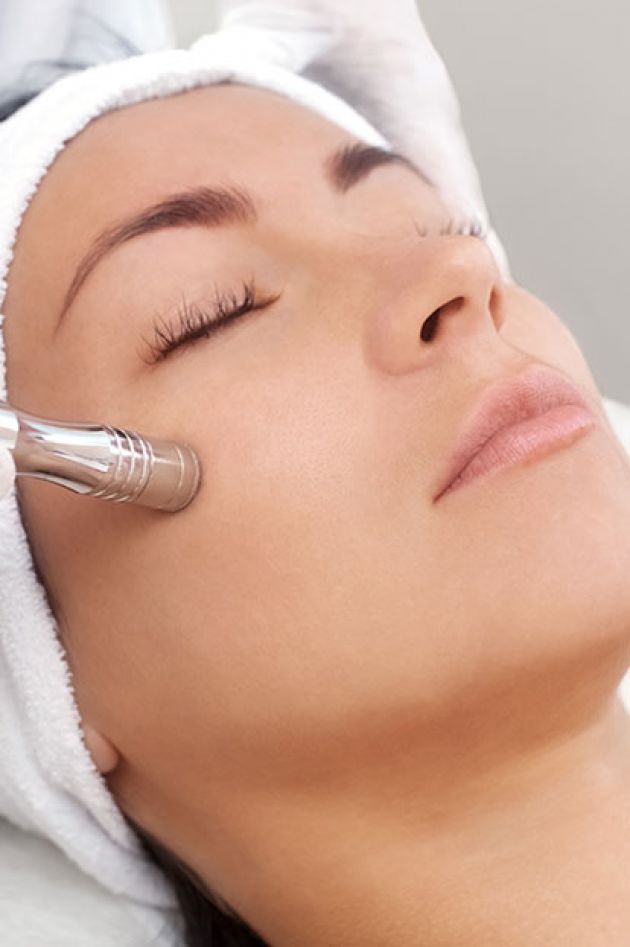 Nettoyage de peau avec l'appareil soin du visage