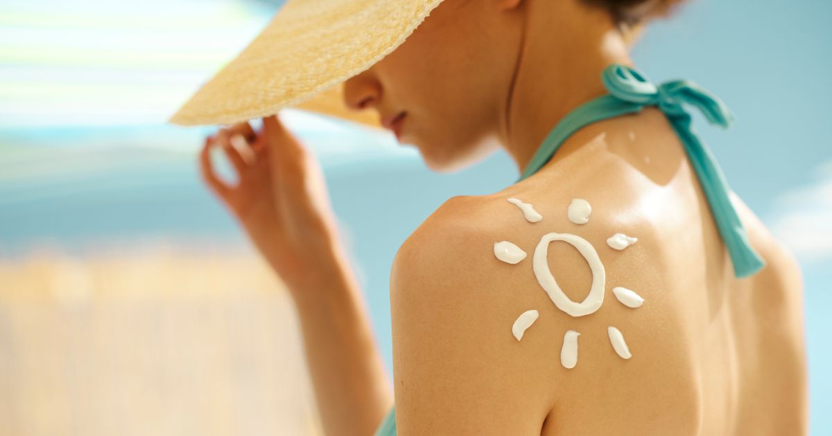 photo qui évoque les vacances d'été et l'exposition de la peau au soleil
