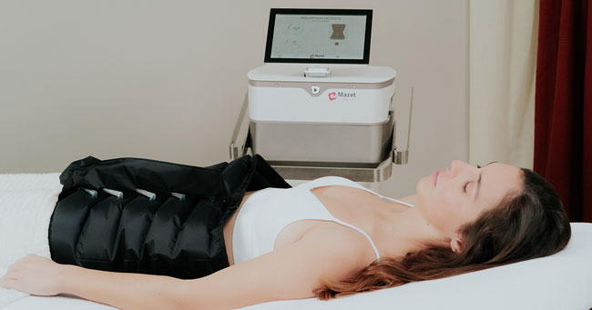 femme recevant un soin de pressothérapie avec une ceinture de compression