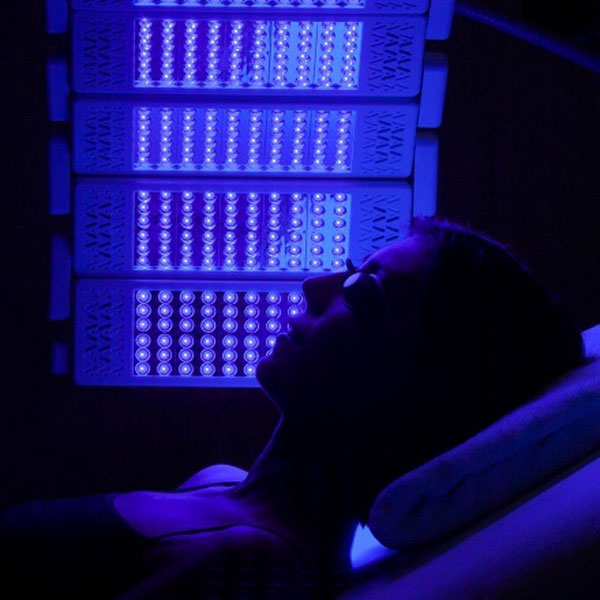 lumière led bleu visage