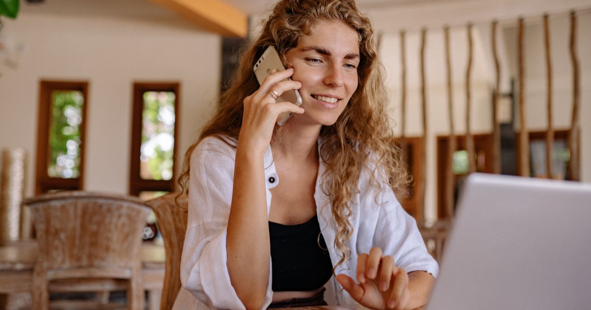 une esthéticienne téléphone à sa cliente pour le suivi des soins