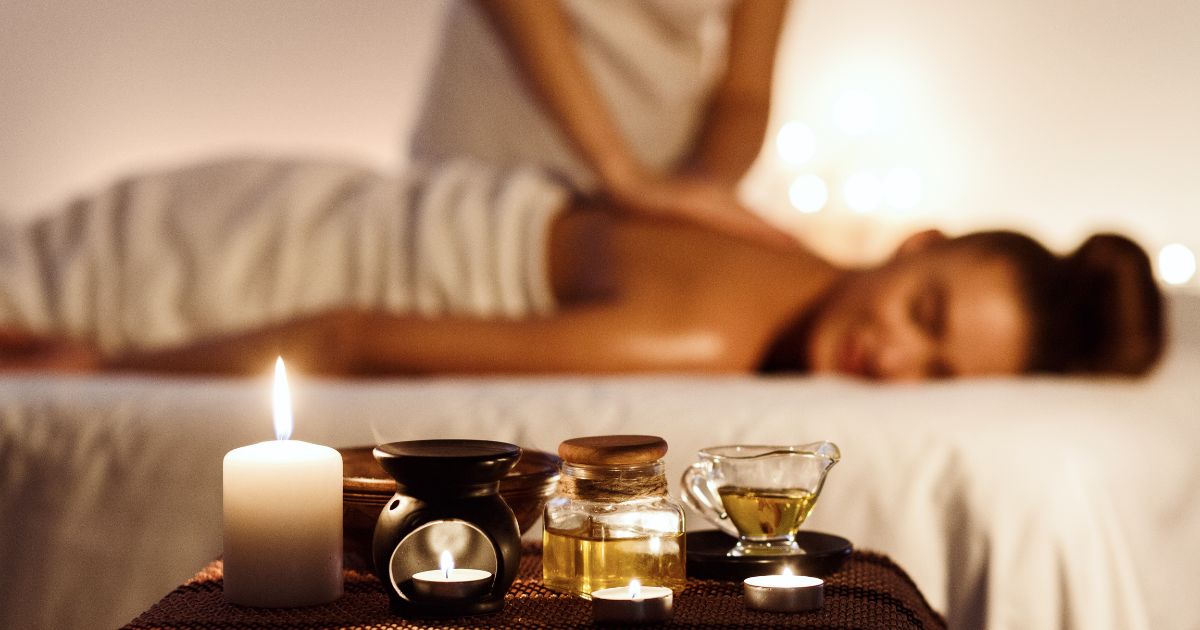 une cliente de spa savoure un massage relaxant à l'huile