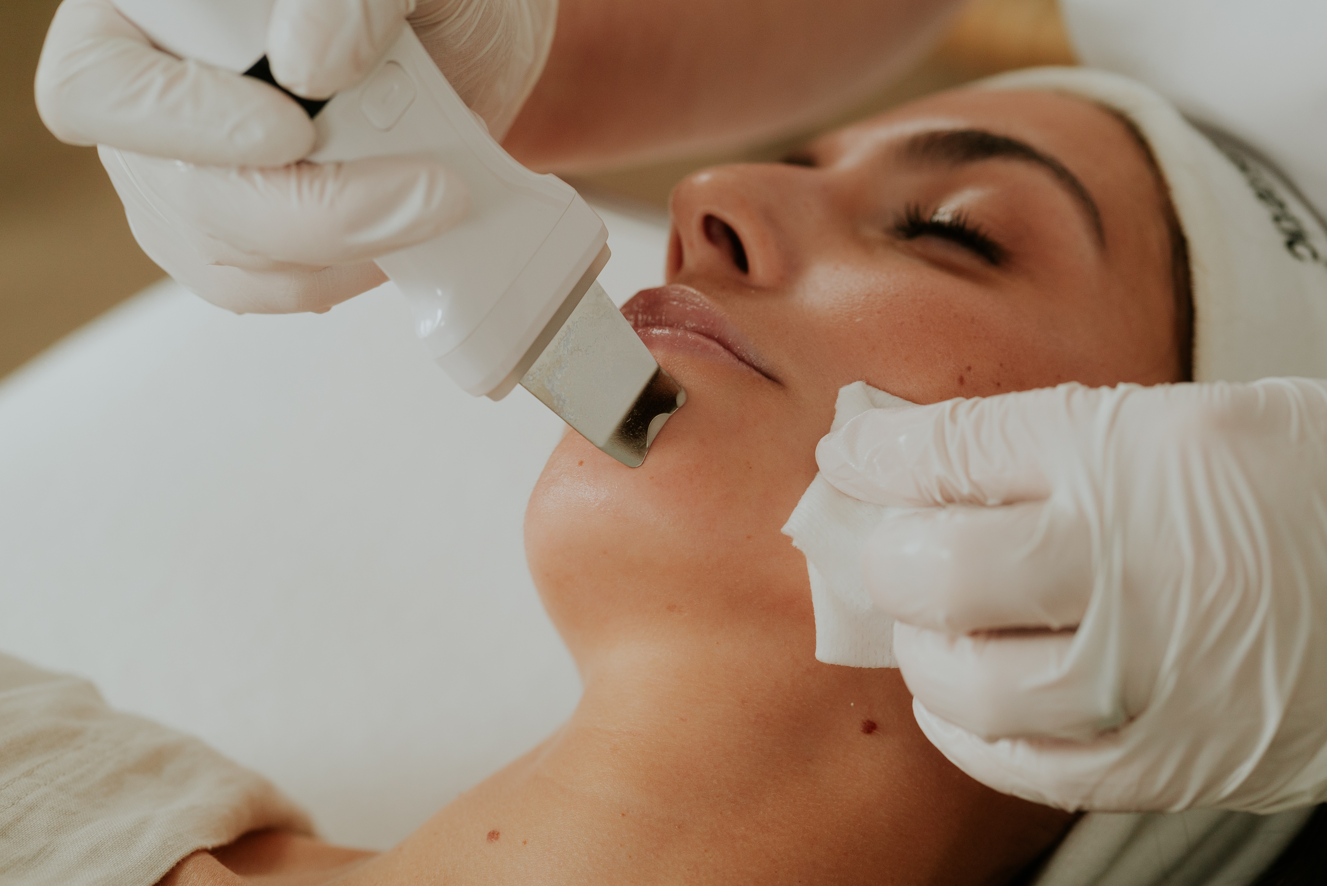 nettoyage de la peau en profondeur avec l'appareil visage professionnel Esthéskin