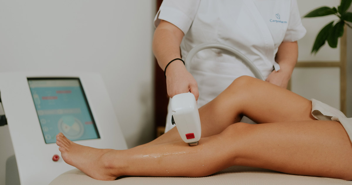 séance d'épilation laser réalisée par une esthéticienne