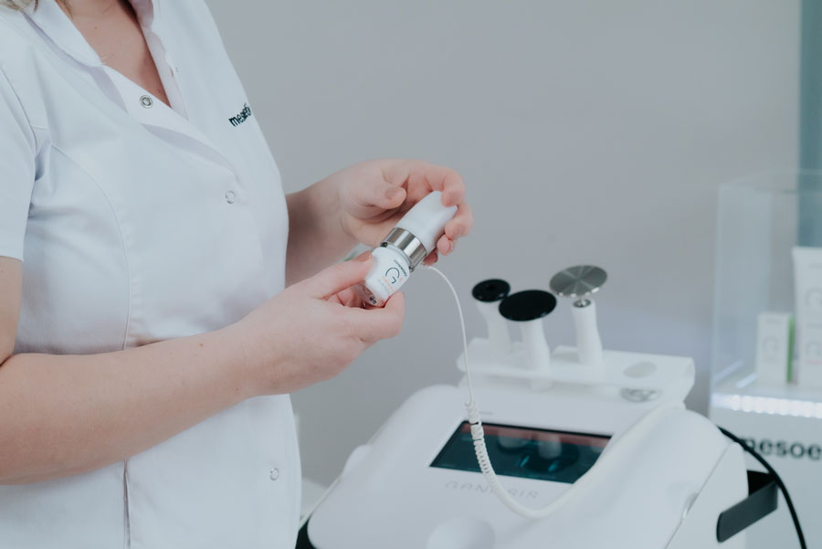 mise en place du booster mesoestetic sur l'applicateur transdermique