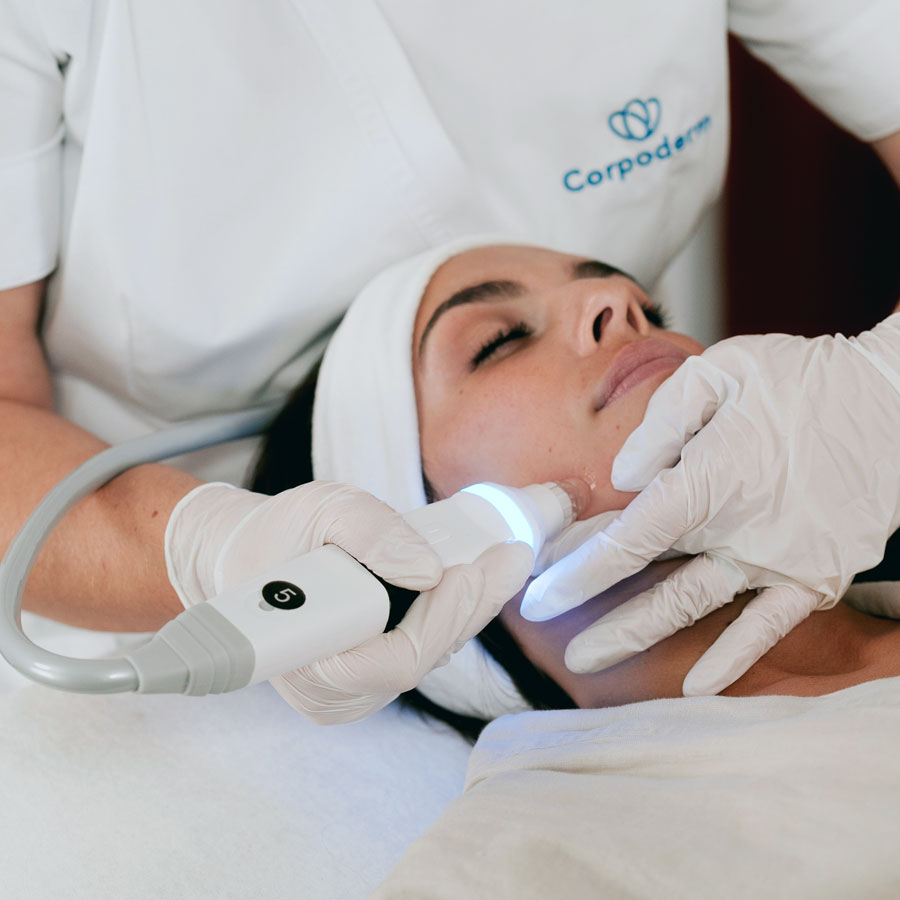 utilisation d'un appareil pour nettoyer la peau en profondeur en institut