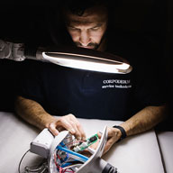 révision d'une pièce à main par un technicien Corpoderm