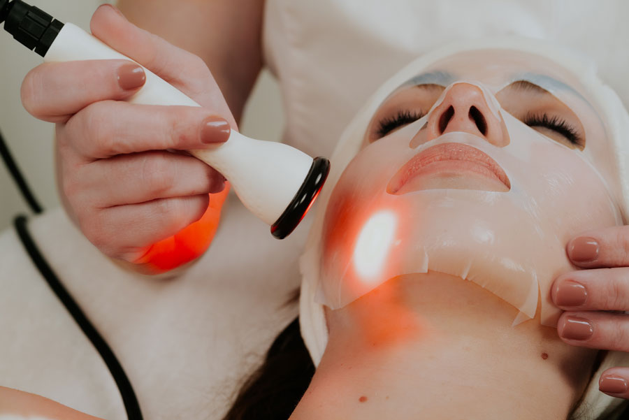 radiofréquence visage renforcée par LED et cosmétique