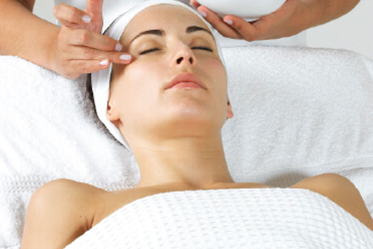 séance de nettoyage de la peau par micro-dermabrasion en institut