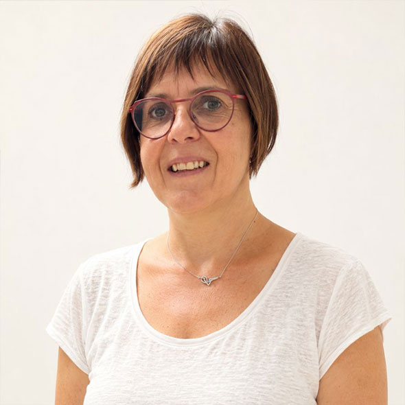 Portrait de Maryline esthéticienne qui pratique l'épilation définitive en zone rurale