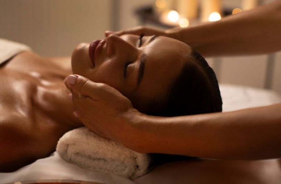 une esthéticienne pratique un soin visage relaxant en spa