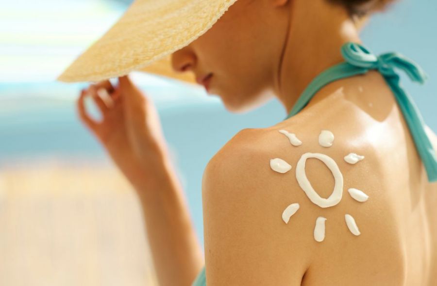 photographie évoquant l'exposition de la peau soleil pendant les vacances d'été