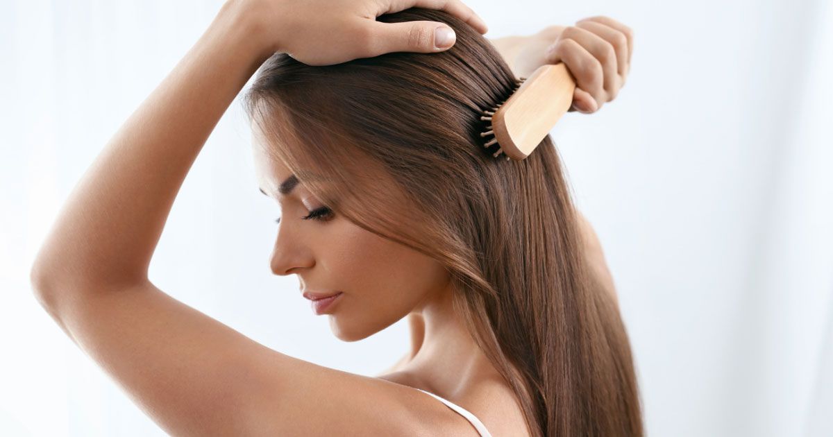 femme prenant soin de ses cheveux