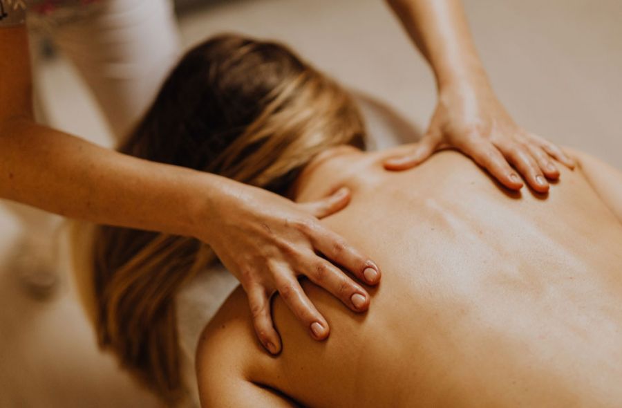 bras d'une esthéticienne qui pratique un massage manuel appuyé